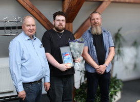 Herr Görig und Herr Eckardt gratulieren Henry zur erfolgreich abgeschlossenen Ausbildung