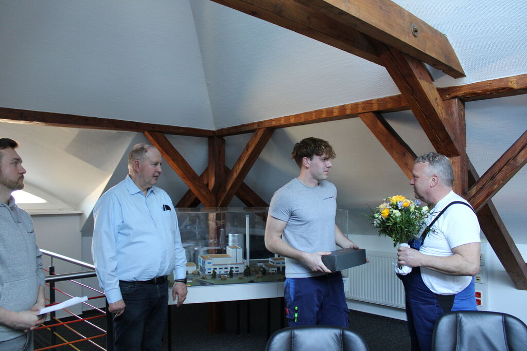 Geschäftsführung, Betriebsrat und Personalverantwortlicher gratulieren zur bestandenen Abschlussprüfung