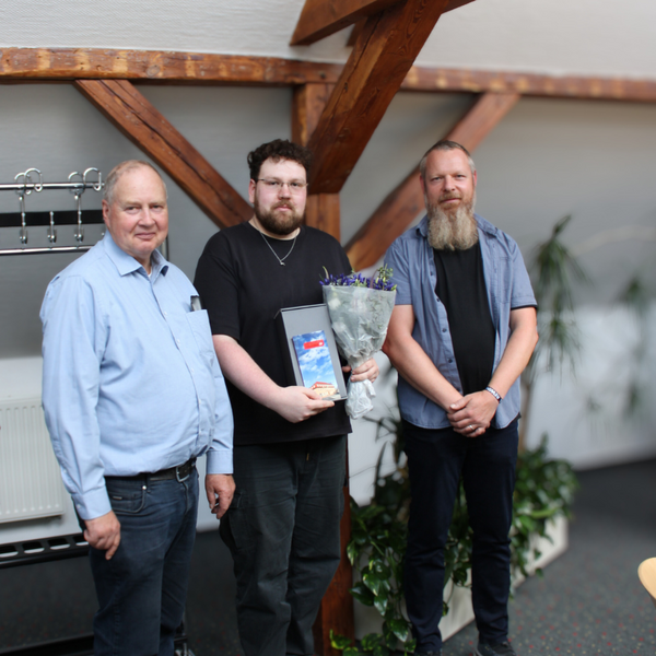 Herr Görig und Herr Eckardt gratulieren Henry zur erfolgreich abgeschlossenen Ausbildung Herr Görig und Herr Eckardt gratulieren Henry zur erfolgreich abgeschlossenen Ausbildung