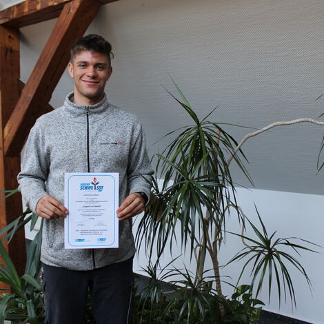 Derik Bartel erfolgreich beim Wettbewerb Jugend schweißt Derik Bartel sichert sich beim Bezirkswettbewerb Jugend schweißt den 1. Platz in der Kategorie E-Hand