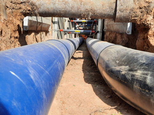 Baustellenfoto Wasserrohre im Schacht