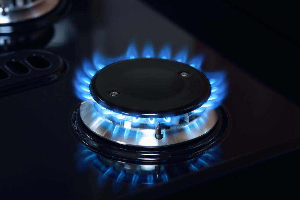 Gasflamme beim Gasherd Gasflamme vor schwarzem Hintergrund