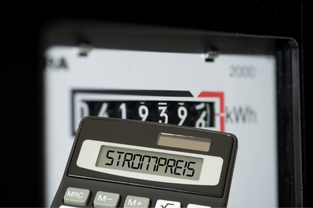 Infobild zur Strompreisänderung Taschenrechner mit dem Wort Strompreis im Eingabefeld, dahinter ein Stromzähler