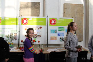 Alina Eckert mit ihrem Projekt Herstellung eines alternativen Frischhaltemittels für Schnittblumen aus Haushaltsmitteln