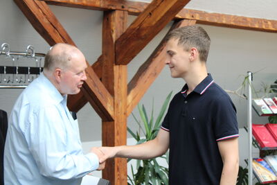 technischer Geschäftsführer gratuliert Julian Nahrstedt zur erfolgreich abgeschlossenen Ausbildung