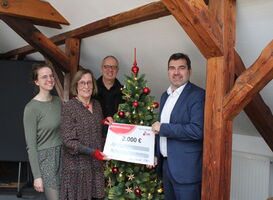Herr Bräuer (SWS) und Herr Jaenecke (SWG) übergaben den symbolischen Spendenscheck an Frau Junghans (MAD-Club Stendal) und Frau Kaminski (KinderStärken e.V.)
