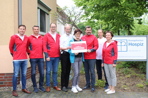 Spendenübergabe an das Evangelische Hospiz Stendal Übergabe des Spendenchecks an das Evangelische Hospiz Stendal. An der Spendenübergabe nahmen alle Mitarbeiter der Stadtwerke Stendal teil, die beim Elbdeichmarathon teilgenommen haben.
