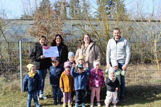 Stadtwerke Stendal übergeben Spendenscheck an die Kita Leicht-Sinn für den Ausflug zum Bauernhof