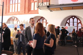 Herr Sieler im Gespräch mit Schülerinnen des Winckelmann-Gymnasiums Stendal