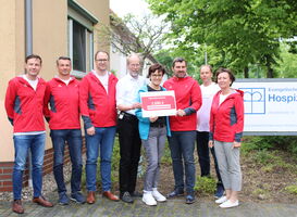 Übergabe des Spendenchecks an das Evangelische Hospiz Stendal. An der Spendenübergabe nahmen alle Mitarbeiter der Stadtwerke Stendal teil, die beim Elbdeichmarathon teilgenommen haben.