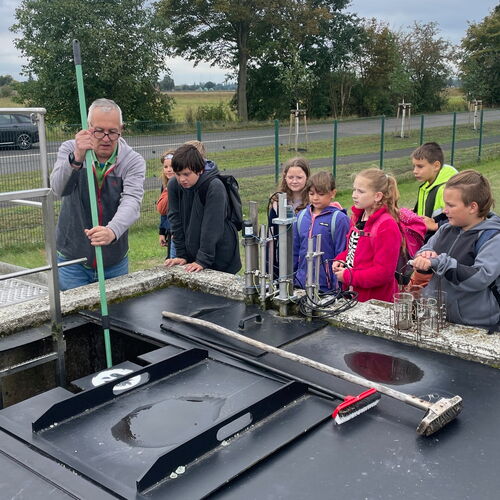 Grundschüler auf der Kläranlage Grundschüler auf der Kläranlage