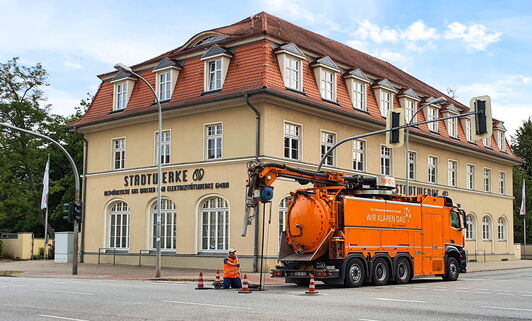 Wir klären das Saugspülwagen vor dem Firmengebäude der Stadtwerke Stendal in der Rathenower Straße