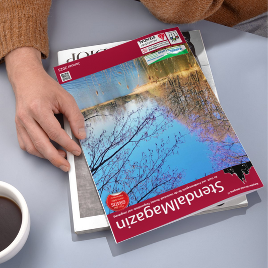 Leser mit einer Ausgabe des StendalMagazins
