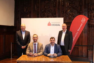 Axel Kleefeldt, Stellvertreter des Oberbürgermeisters, und Oberbürgermeister Bastian Sieler begrüßen die Geschäftsführer der Stendaler Stadtwerke Thomas Bräuer und Andreas Görig im Stendaler Rathaus