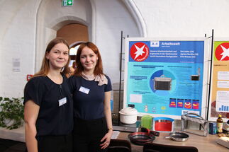 Zoé Leidner und Enie Knospe mit ihrem JuFo-Projekt