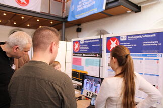 Die Jury lässt sich das Projekt Unter der Lupe: Teilbarkeitsregeln für alle natürliche Zahlen erläutern