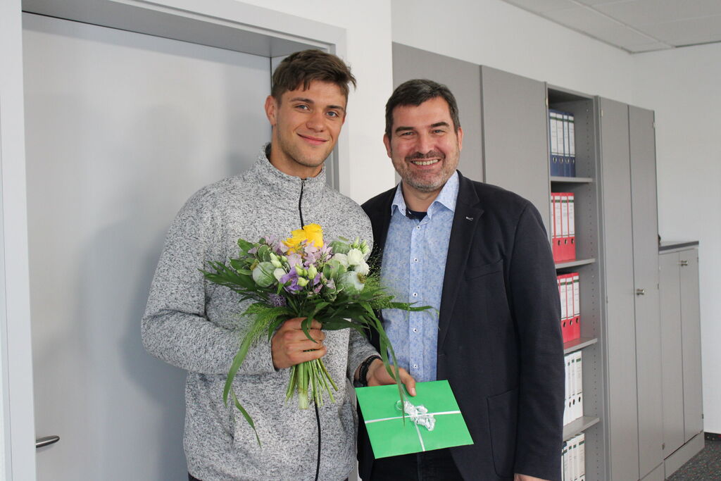 Herr Bräuer gratuliert Derik Bartel zum 1. Platz Herr Bräuer gratuliert Derik Bartel zum 1. Platz