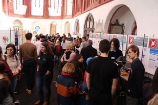 Schüler besuchen die Jugend forscht Projekte