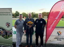 KFV überreicht Blumenstrauß an Philipp Marggraf beim Sporttalk "Reingegrätscht"