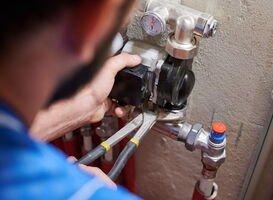 Monteur, der einen Wasserzähler montiert