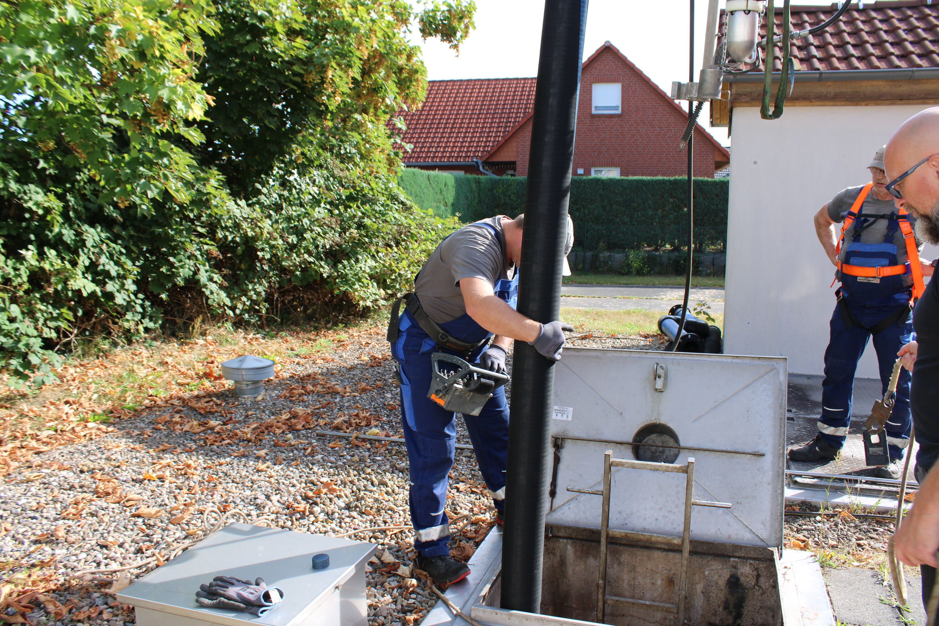 Reinigung des Pumpensumpfs mit Hilfe des Spülwagens
