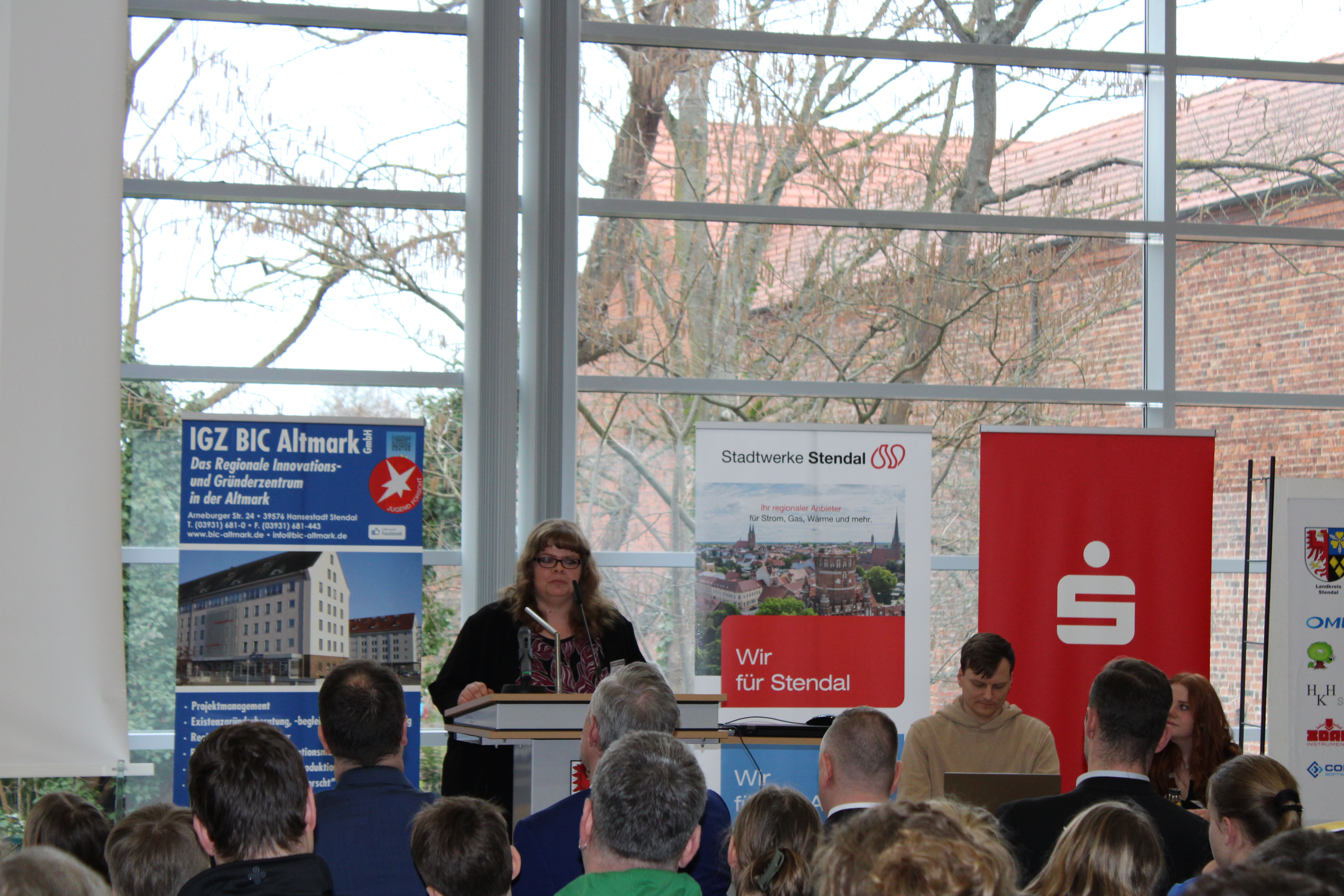 Frau Bricke bei der Eröffnungsrede zur Siegerehrung Jugend forscht 2025