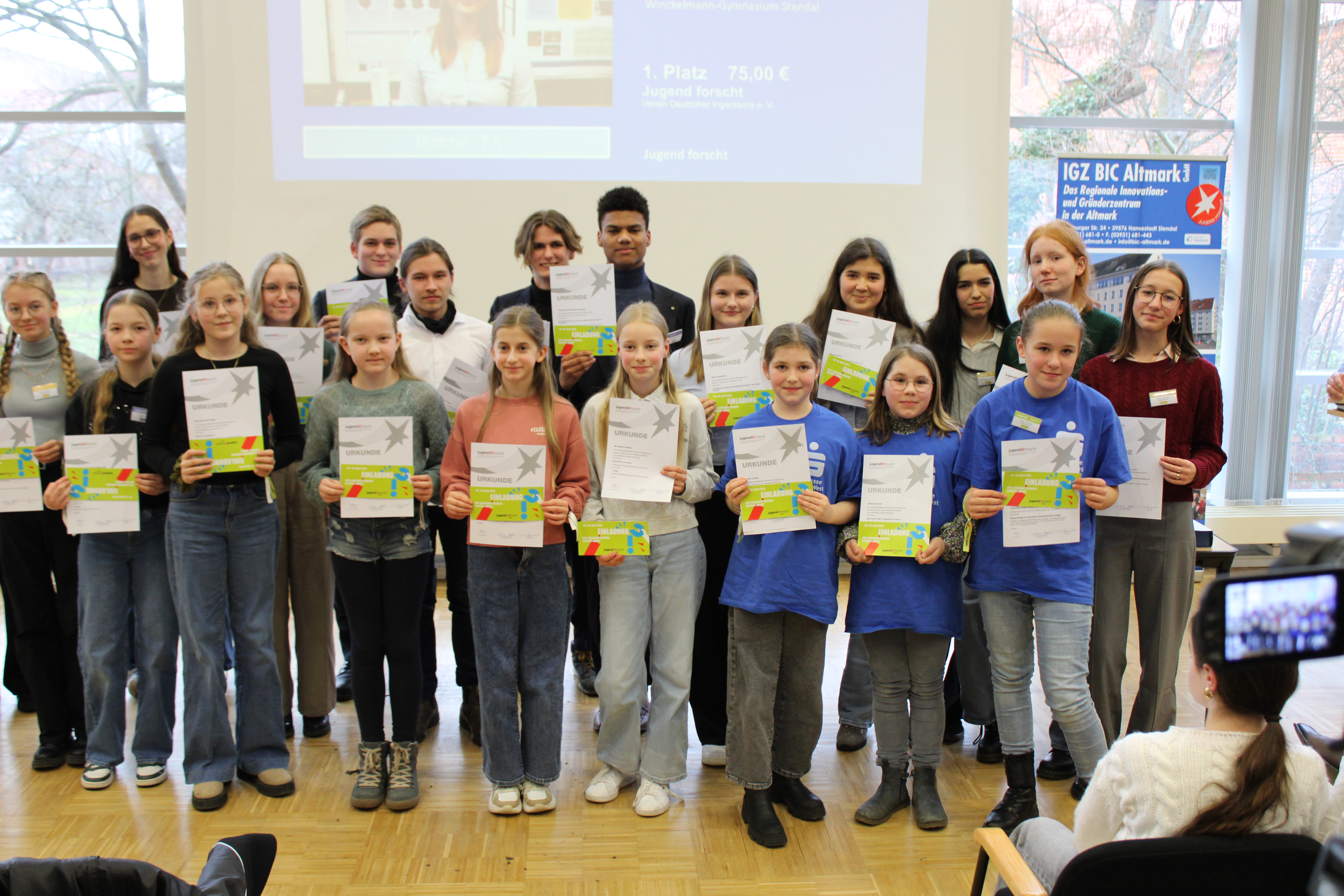 Gruppenfoto alles Erstplatzierten beim Regionalwettbewerb Jugend forscht 2025 in Stendal