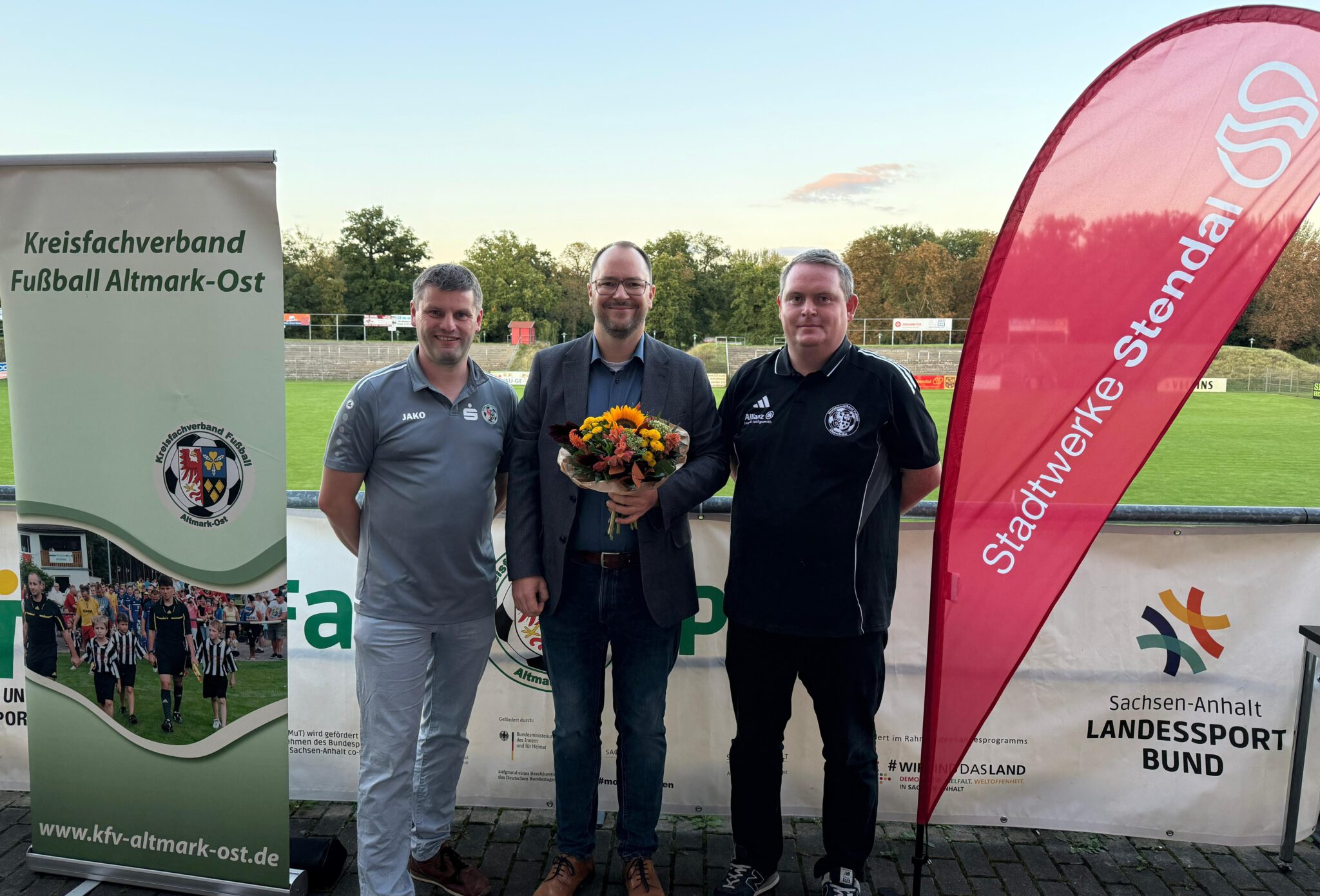 KFV überreicht Blumenstrauß an Philipp Marggraf beim Sporttalk "Reingegrätscht"